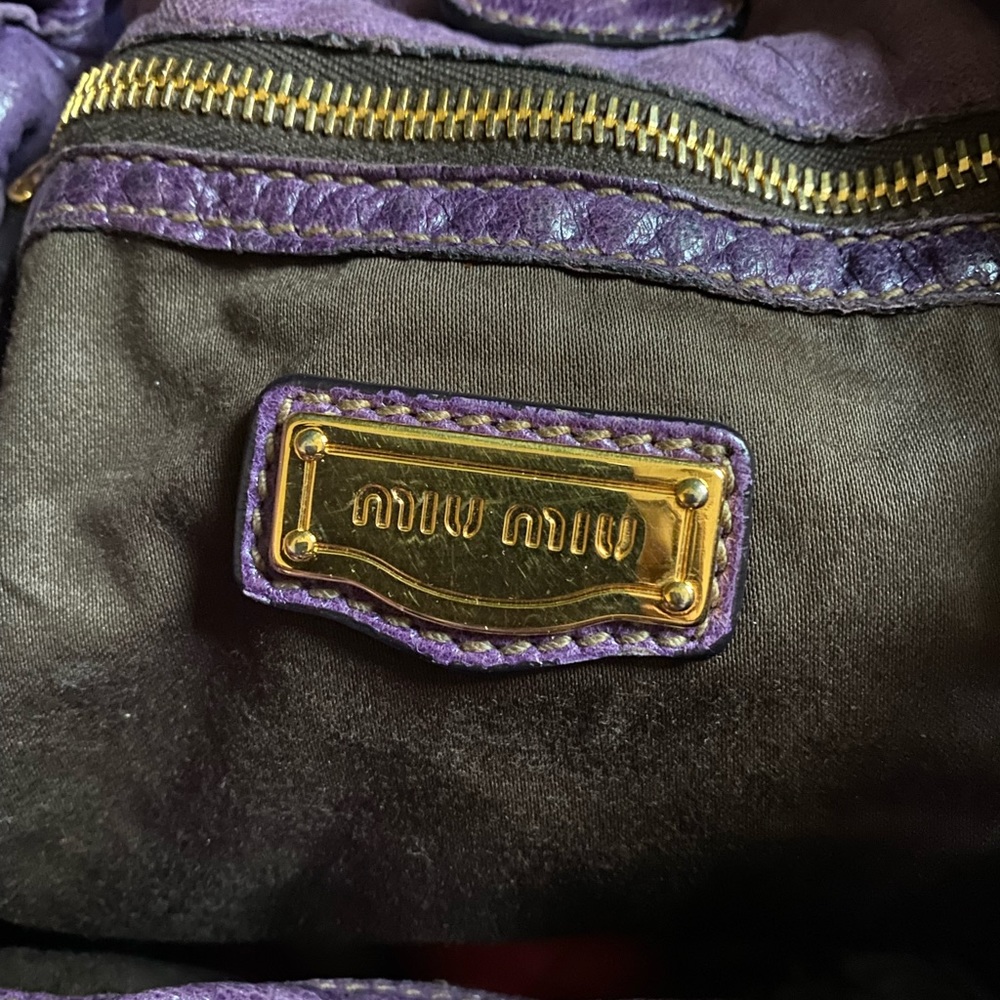 πGorgeous Miu Miu hobo bag in distressed purple leather. - Picture 5 of 12